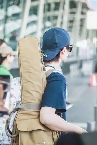 李宇春昨日抵达成都的机场街拍一组～身背吉他🎸脚步稳健|李宇春|吉