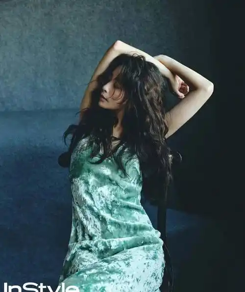 殷桃拍时尚大片换新发型,烫了一款羊毛卷,时髦又减龄_气质_卷发_漂亮