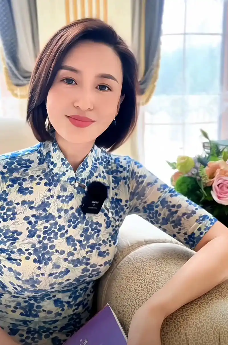张蕾出去旅游累瘦了,回到家不忘和粉丝隔空互动,她穿着蓝色印花旗袍装