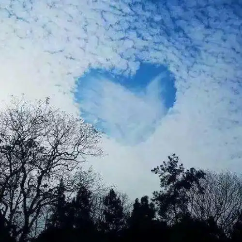 爱心云虐网友一脸浙江金华天空惊现爱心云