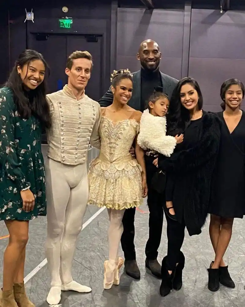 幸福一家科比夫妇携仨女儿看芭蕾舞表演后台祝贺黑人首席女演员