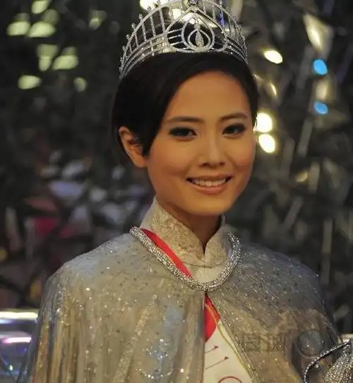 年香港小姐竞选决赛在香港将军澳电视城举行,朱晨丽夺冠,朱希敏获亚军