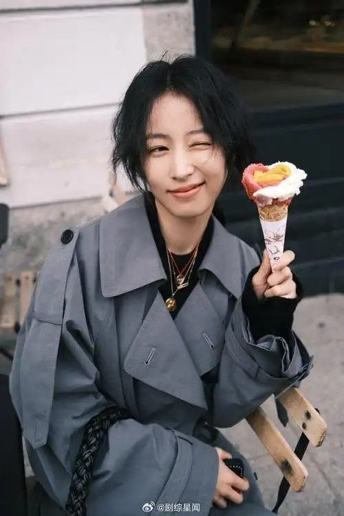 周雨彤米兰时装周花絮照片 我们周周好可爱好美喔~笑的真的好甜