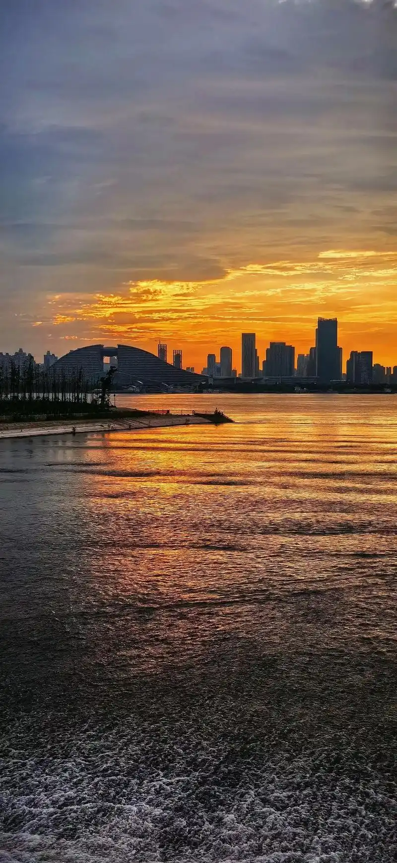 人面对夕阳的时候,总会想起那句,最常说的夕阳无限好,只是近黄昏