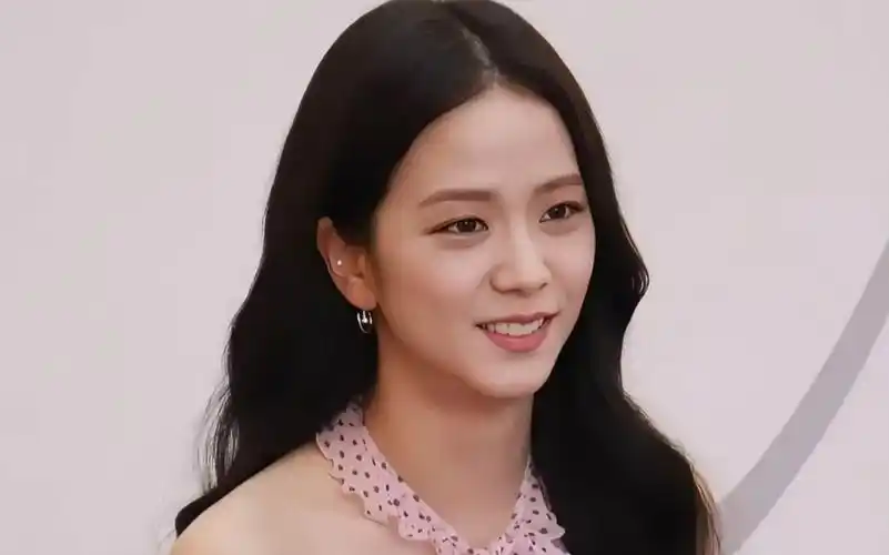 就是喜欢jisoo的颜值,笑起来更美