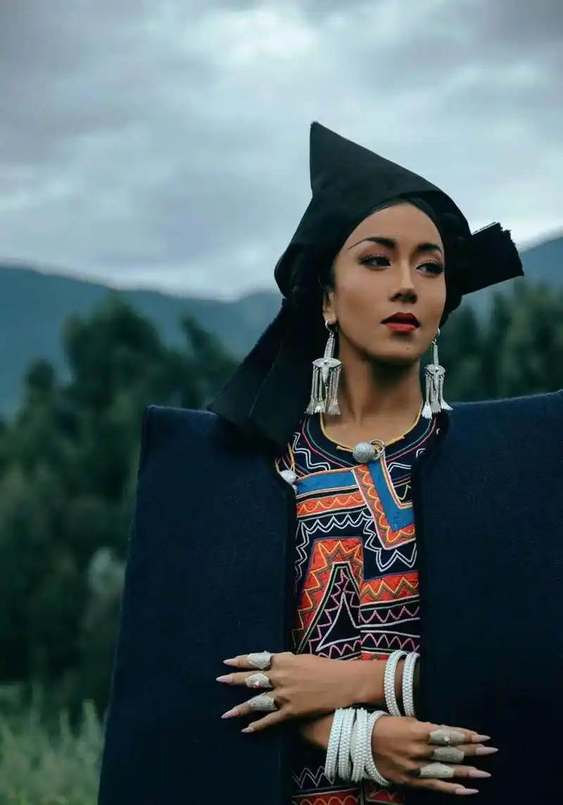 吉克隽逸穿家乡彝族的阿都服饰真的绝了啊[比心] 吉克隽逸回到家乡