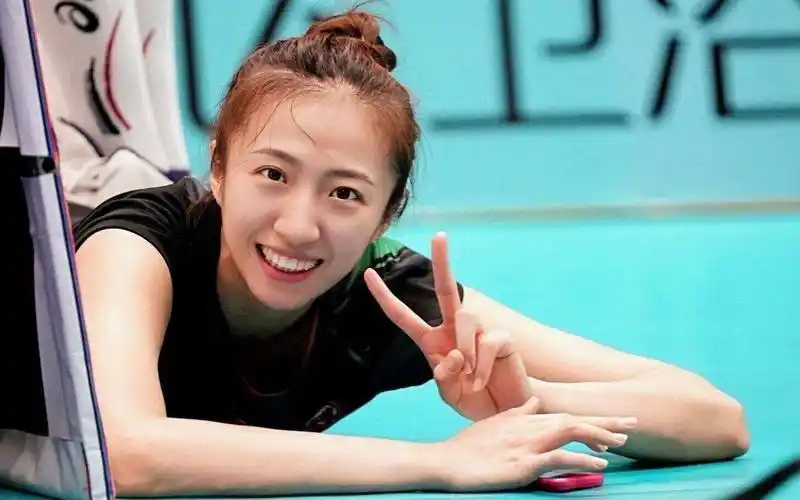 32岁中国女排名将丁霞,用行动回应退役传闻,新赛季背负新任务