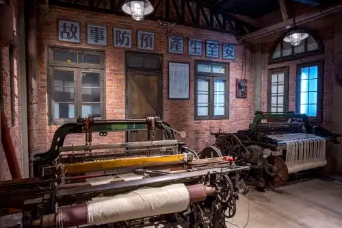 旧上海老纺织厂车间的老旧织布机
