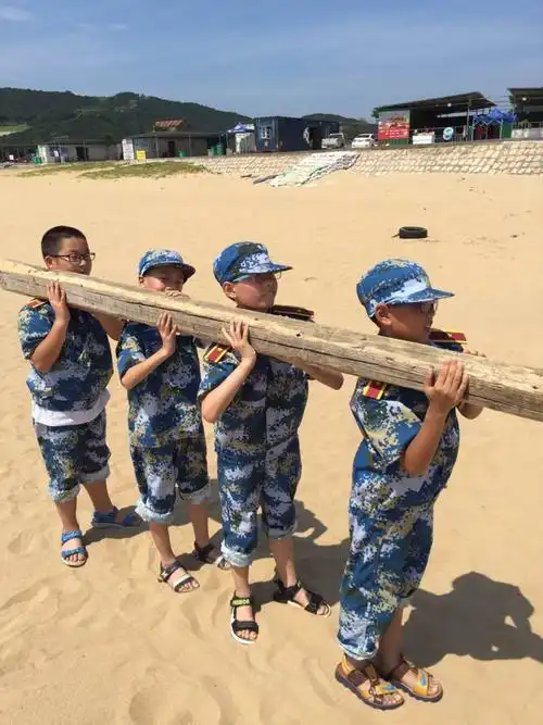 四个人抬木头,真有趣!看谁坚持得久.