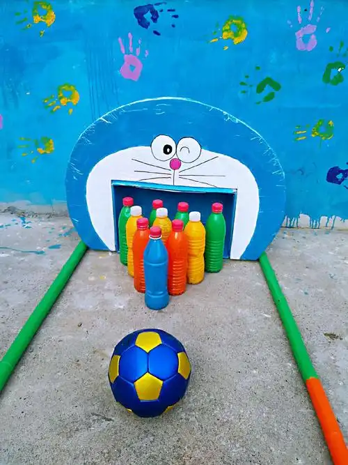 利用废弃的矿泉水瓶做成了时尚的保龄球