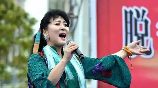 的全国少数民族文艺汇演,这次演出使她受到了音乐界专家们的高度关注