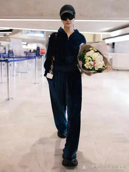 动态连更挑战# 李宇春在巴黎机场的街拍来了,她穿了一套深蓝色的丝绒