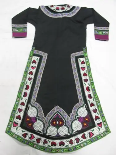 彝族青布镶布贴虎纹右衽长衫 服饰 贵州省民族博物馆