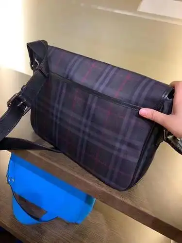 burberry/巴宝莉 战马格纹翻盖邮差包单肩斜挎男包 尺寸:37×29×9