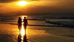 在我镜头里,最浪漫的事就是和你一起海边漫步