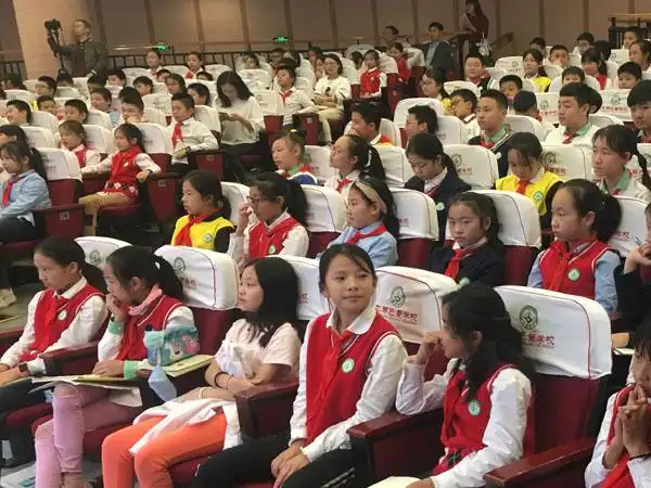 中课堂/龙湖巴蜀学校举行英语演讲比赛 小记者深入现场采访