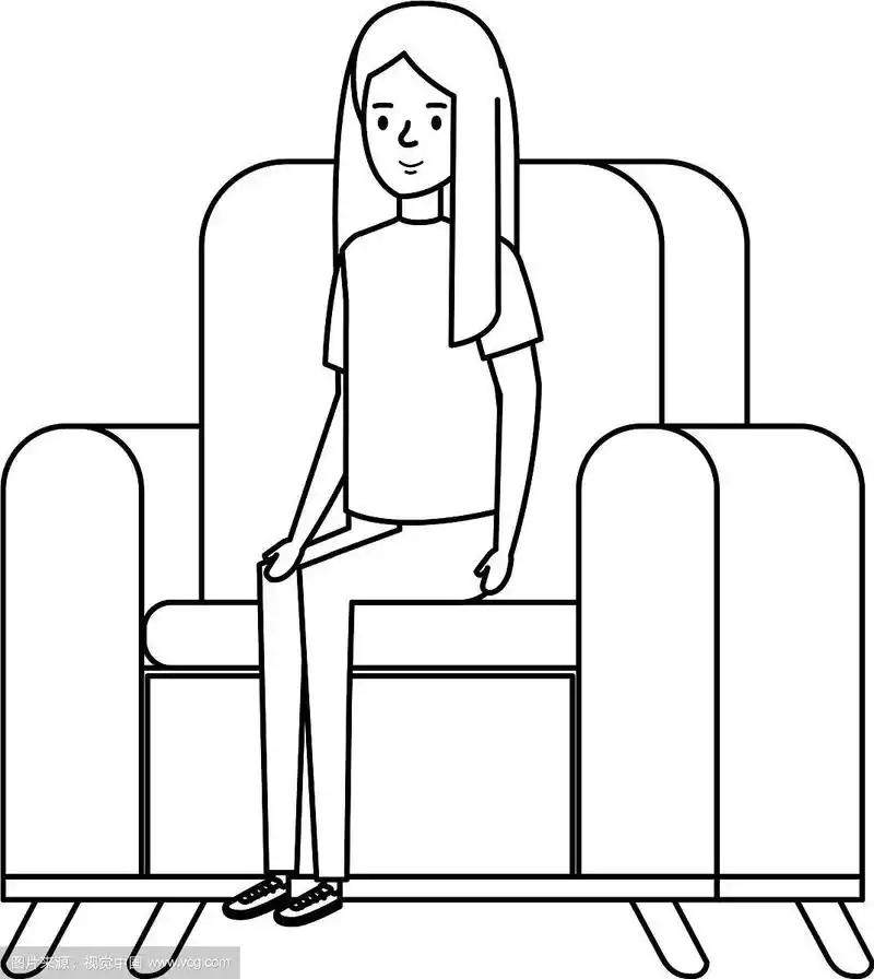 小女孩性格坐在沙发上