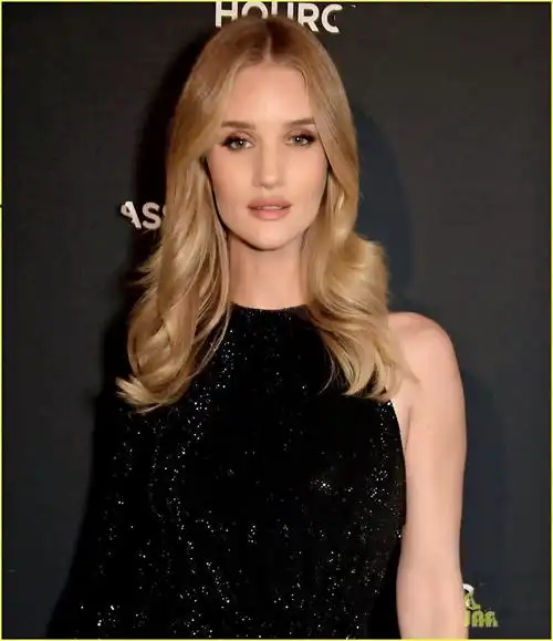 天使超模罗茜伦敦出席活动金发飘飘美若天仙诠释发型重要性