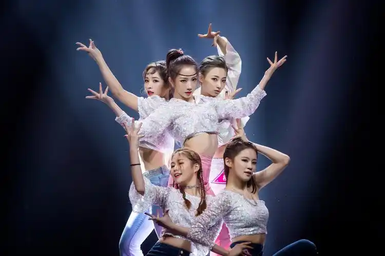 孟美岐,1998年10月15日出生于河南省洛阳市,<span class="ref"