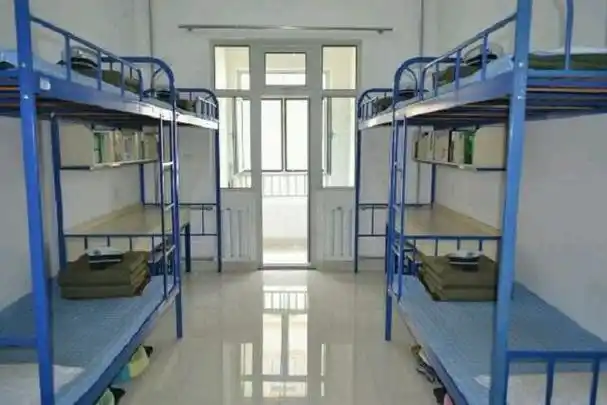 到了宿舍后,舍友都在互相打招呼,奇怪的是,单小龙一进宿舍大家都像看