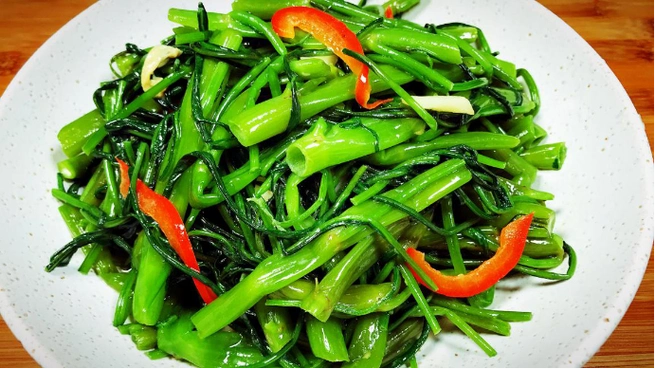 炒空心菜总发黑学会这一招空心菜翠绿不出水早学早受益