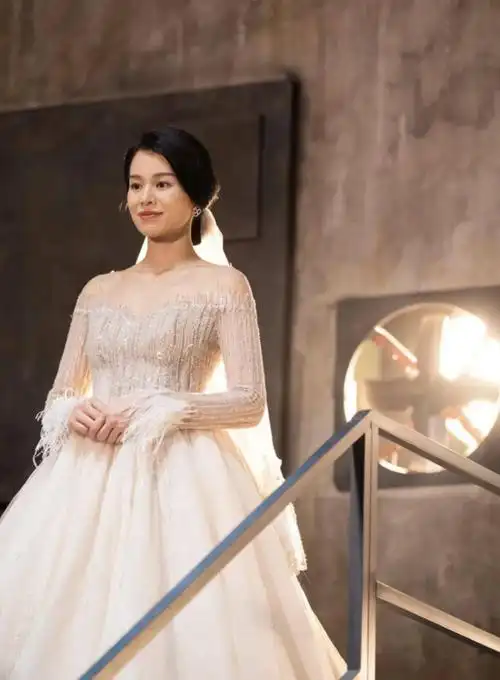 杏儿穿上婚纱的戏服.