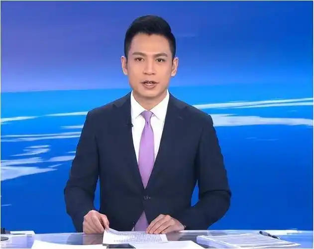 央视主播何岩柯:含泪拯救母亲,将爱扩散,如今40岁未婚也幸福