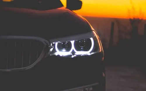 黑色汽车前视图,车灯,黄昏 iphone 壁纸