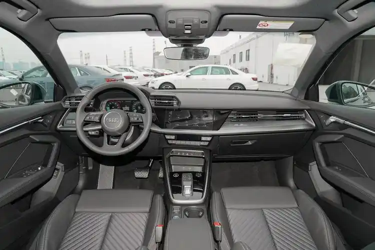 2022款 奥迪a3 a3l limousine 35 tfsi 时尚致雅型内饰