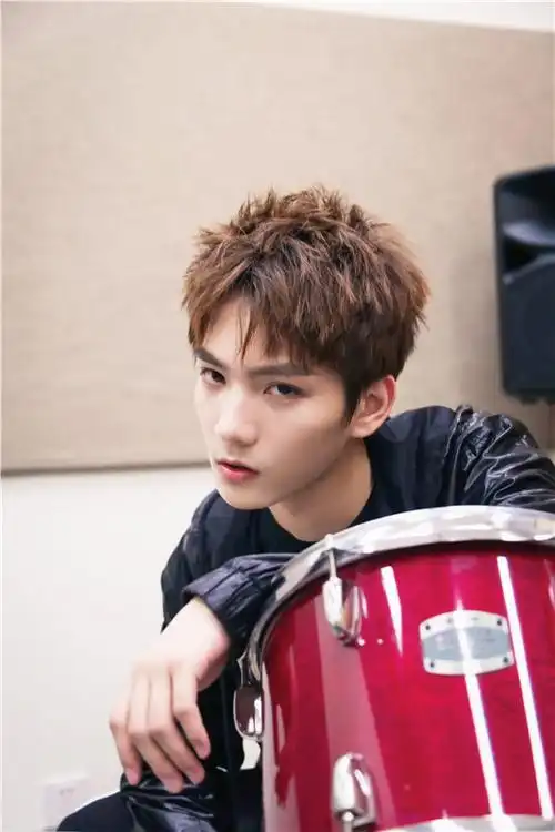 祁宋最新写真曝光 少年酷劲十足超有型