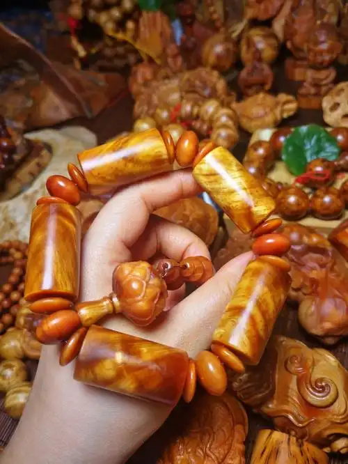 琥珀木带香味的手串