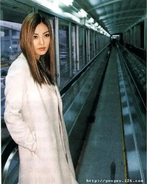 金素妍年轻的时候酷酷劲劲的,现在肿了,虽然全世界女明星上年纪都会忙