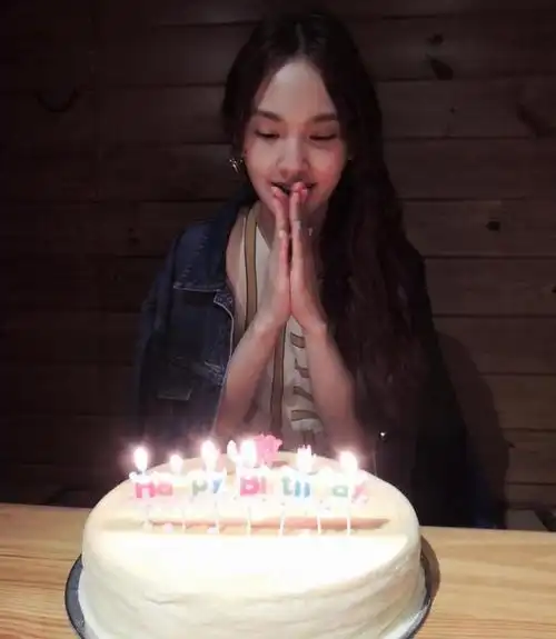 杨丞琳开心庆祝35岁生日双手合十甜笑垂眸许愿