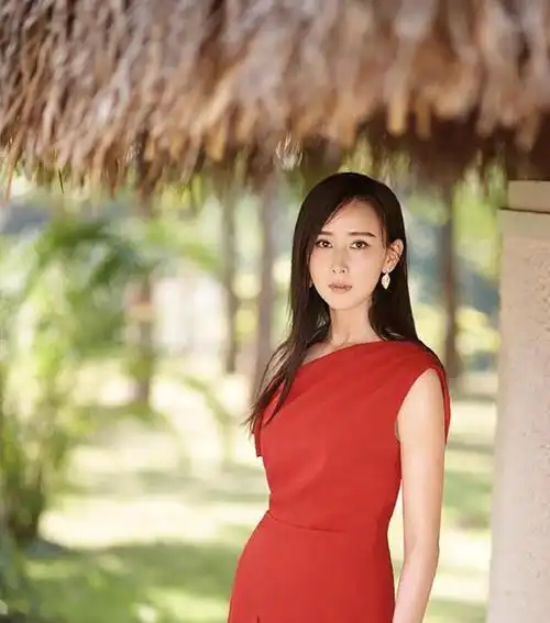 胡静是胖了穿一袭黑色抹胸裙亮相贵妇范十足比干瘦的好看