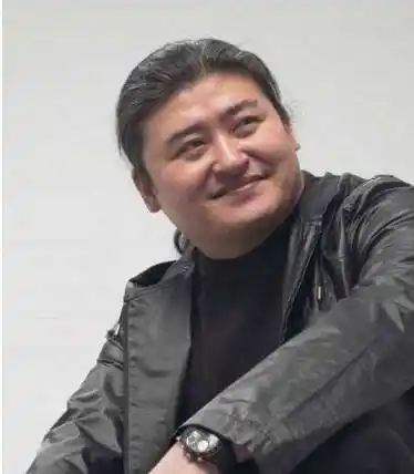 原创"国宝级歌手"刘欢:与卢璐闪婚,恩爱35年,今为何走路靠拐杖