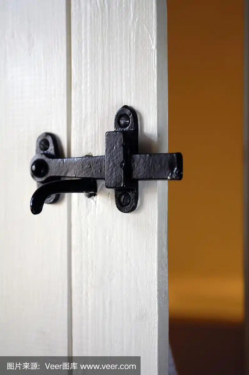 白色木门上的黑铁门闩