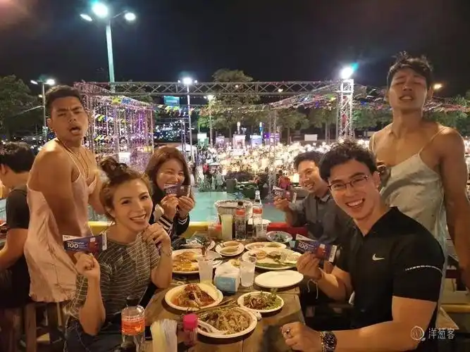 泰国超火猛男海鲜档,一边吃一边沸腾.