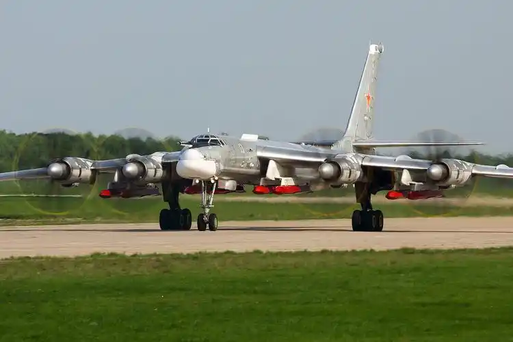 大国脊梁俄改机型图95msm战略轰炸机魔改后亮相