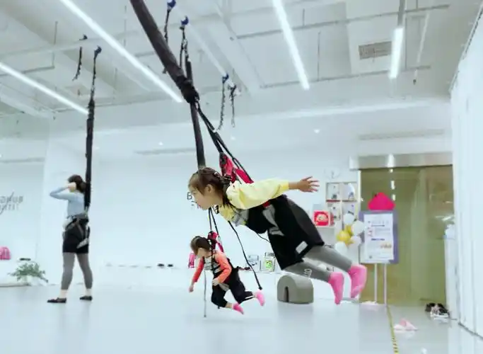 最适合冬天的室内亲子运动新体室内蹦极