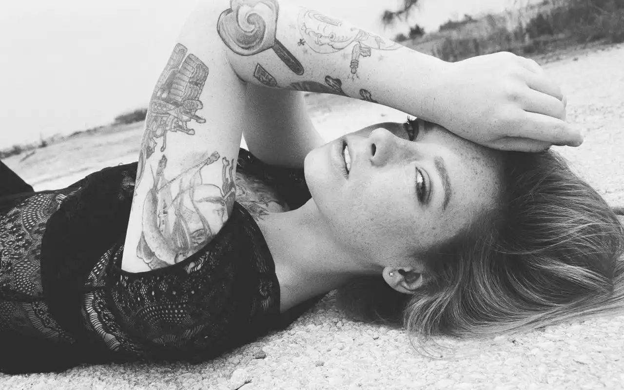 欧美黑白简约风格高清美女图片电脑桌面壁纸下载第一辑