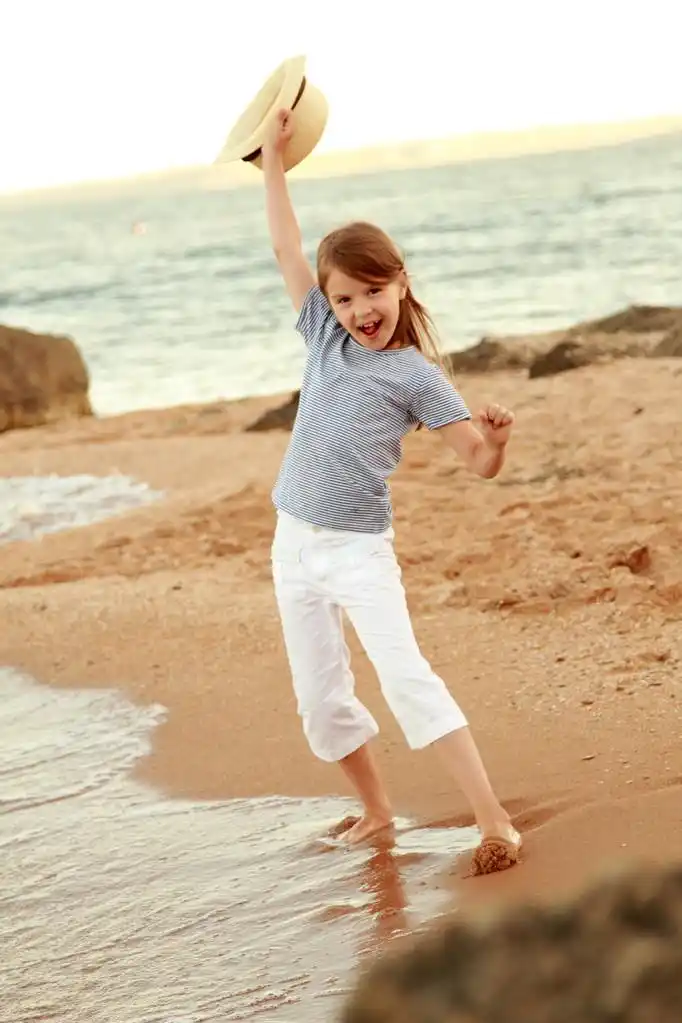 欧洲可爱的小女孩在海上举行贝壳