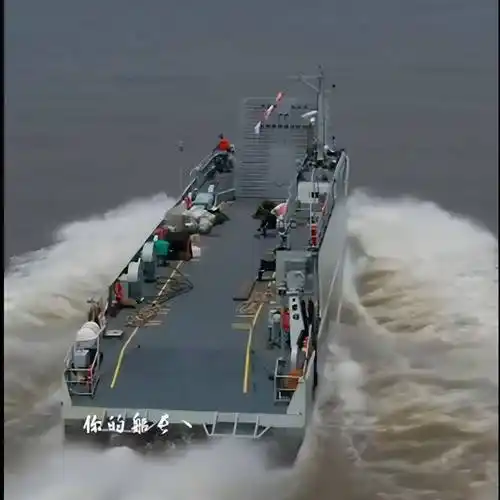 虽然相比075型两栖攻击舰,071型船坞登陆舰以及726型气垫登陆艇,这种