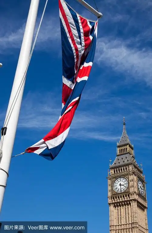 英国伦敦大本钟前迎风飘扬的英国国旗