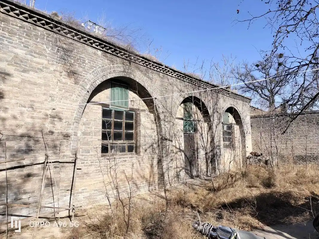 人生如戏,戏如人生.偏僻的村庄,古老的房子,住着将近百岁的老 - 抖音