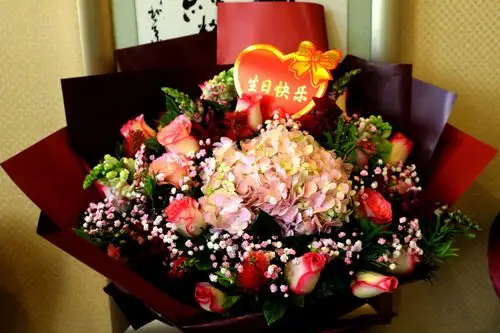 鲜花簇拥着生日快乐的红心表达着孩子们的衷心祝愿.