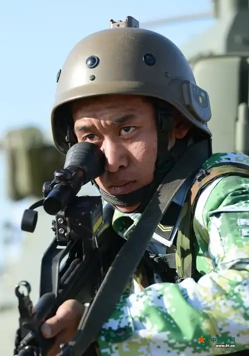 解放军专业"蓝军"士兵作战中