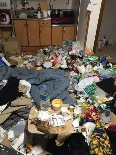 史上最脏乱房间大赛!这是个住在垃圾堆里的精致女孩吧?