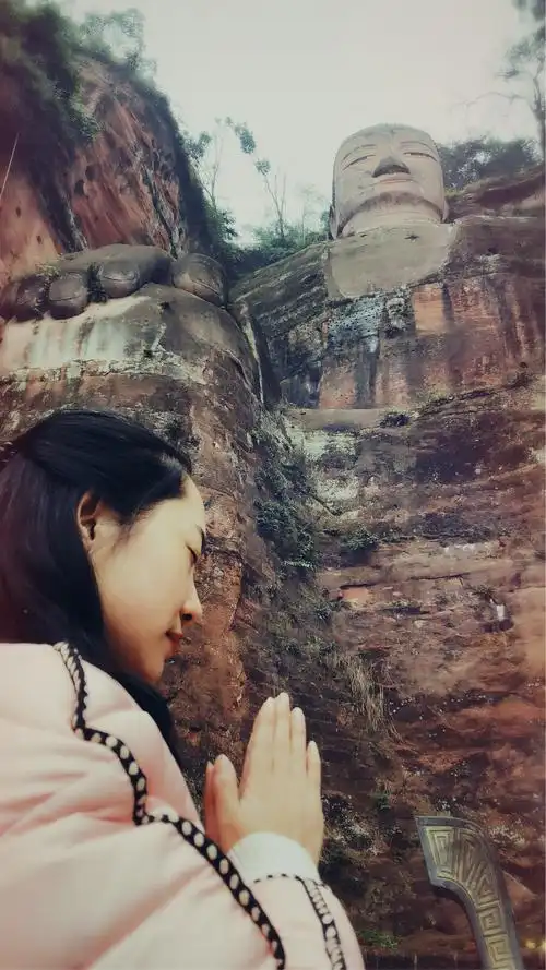 双手合十向佛许愿,许我.