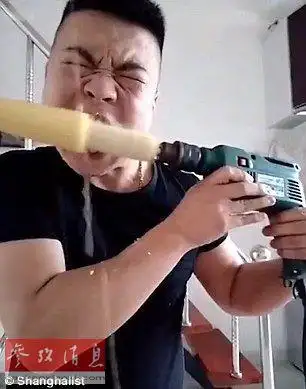 男子用电钻10秒啃完玉米 铁齿铜牙玉米男