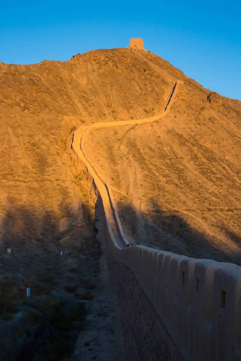 甘肃嘉峪关一悬壁长城,曾经雄伟壮观,现在充满凄凉!